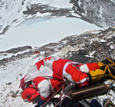 shriya mt deaths 300m corpse altereddimensions rob climbers klettern alpinismo mountaineering bizzarrobazar mettere quindi propria ferma pericolo aiutare rischio qualcuno